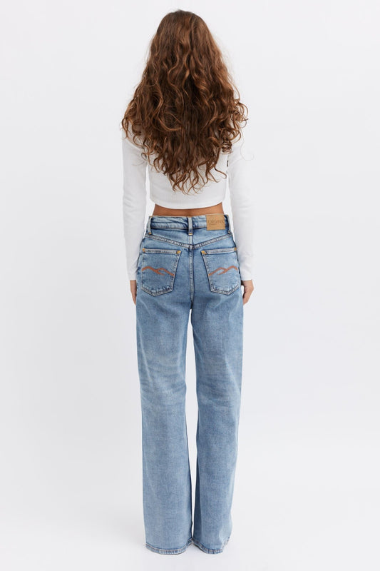 wide leg denim jeans with stylish pockets. organic denim