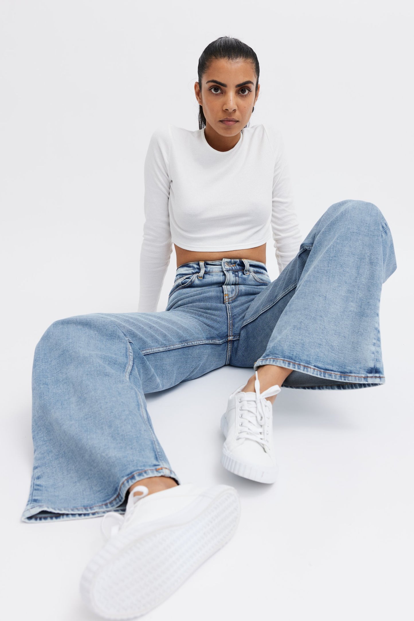 wide leg jeans. high rise and comfy style