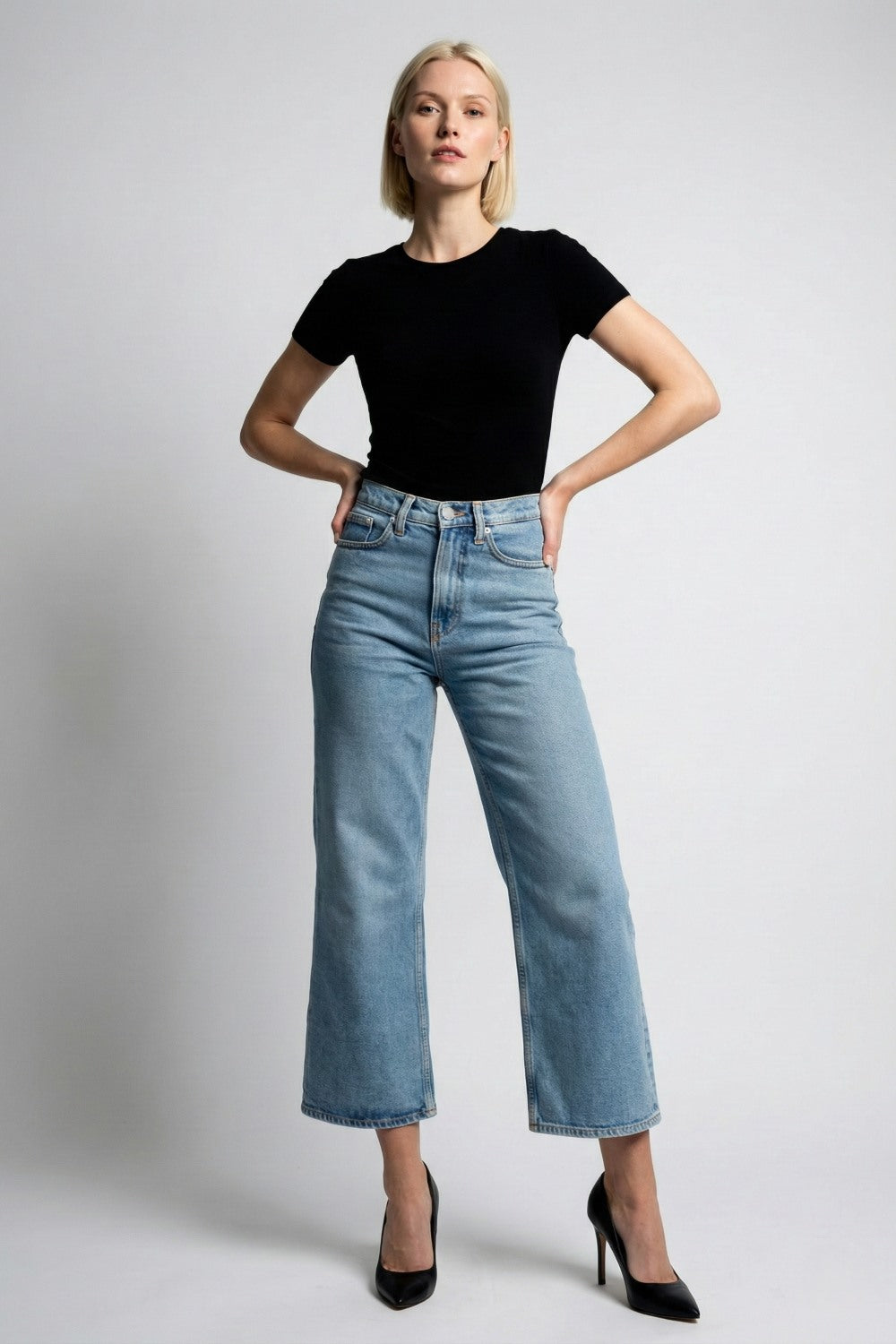 Wide legged cropped jeans