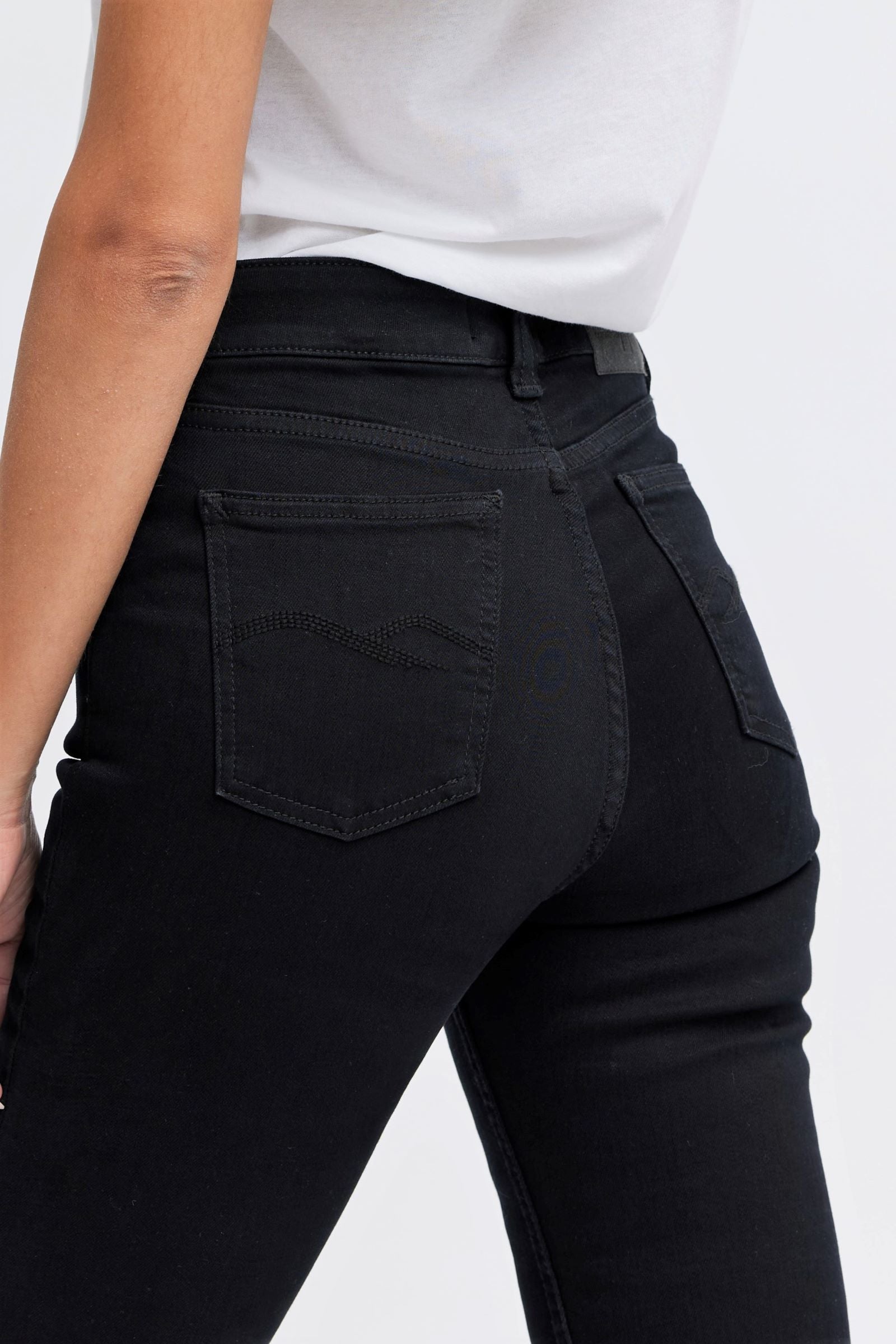 Women's black vegan jeans - organic cotton & recycled fibers
