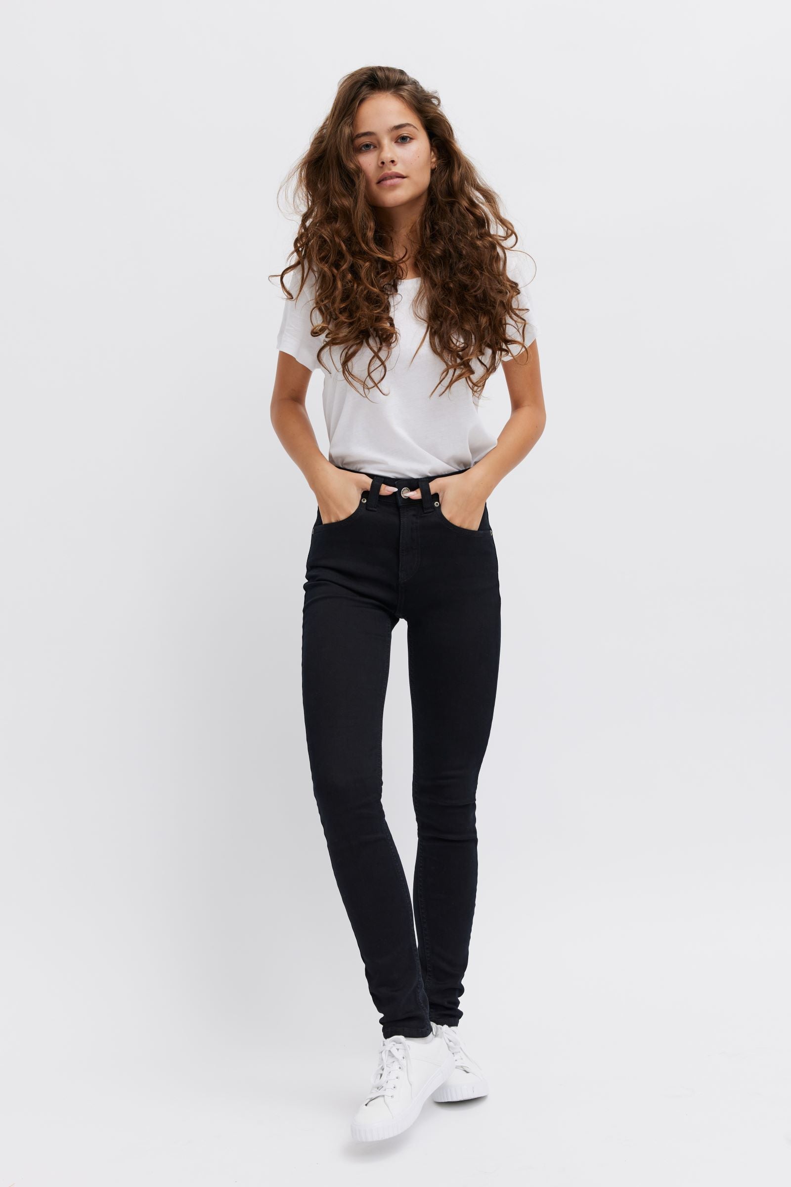 Best sustainable black jeans for women - Eco-friendly, vegan & organic fashion