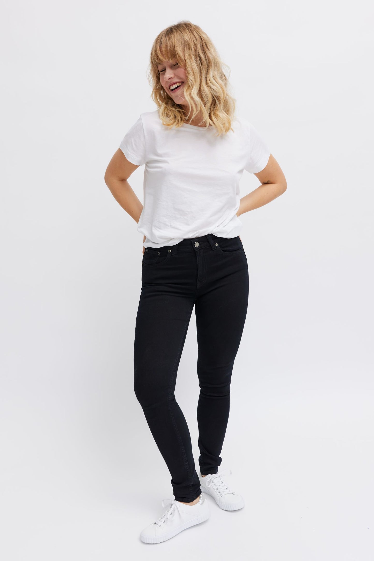 Best black everyday jeans - Women's organic cotton jeans - Ethically made fashion