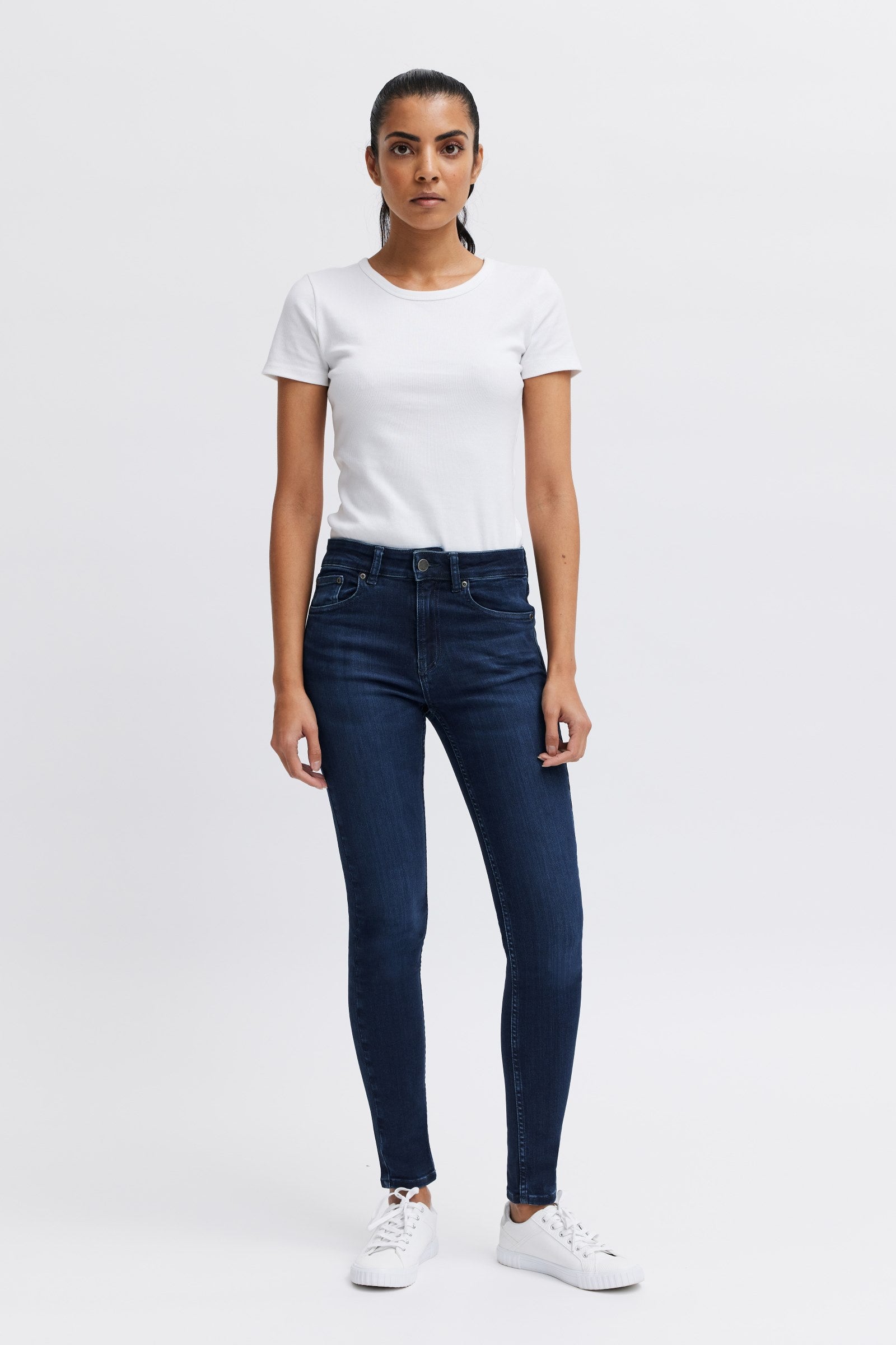 Women's organic skinny jeans - fitting every body type