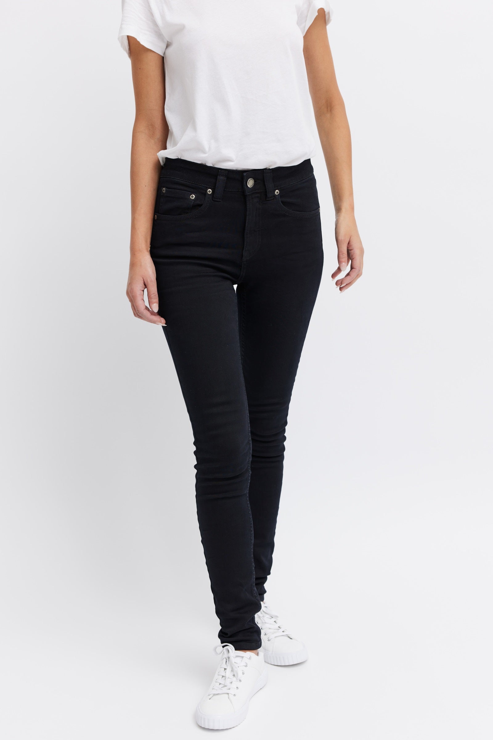 Sustainable black jeans for women - vegan, organic cotton and recycled fibers