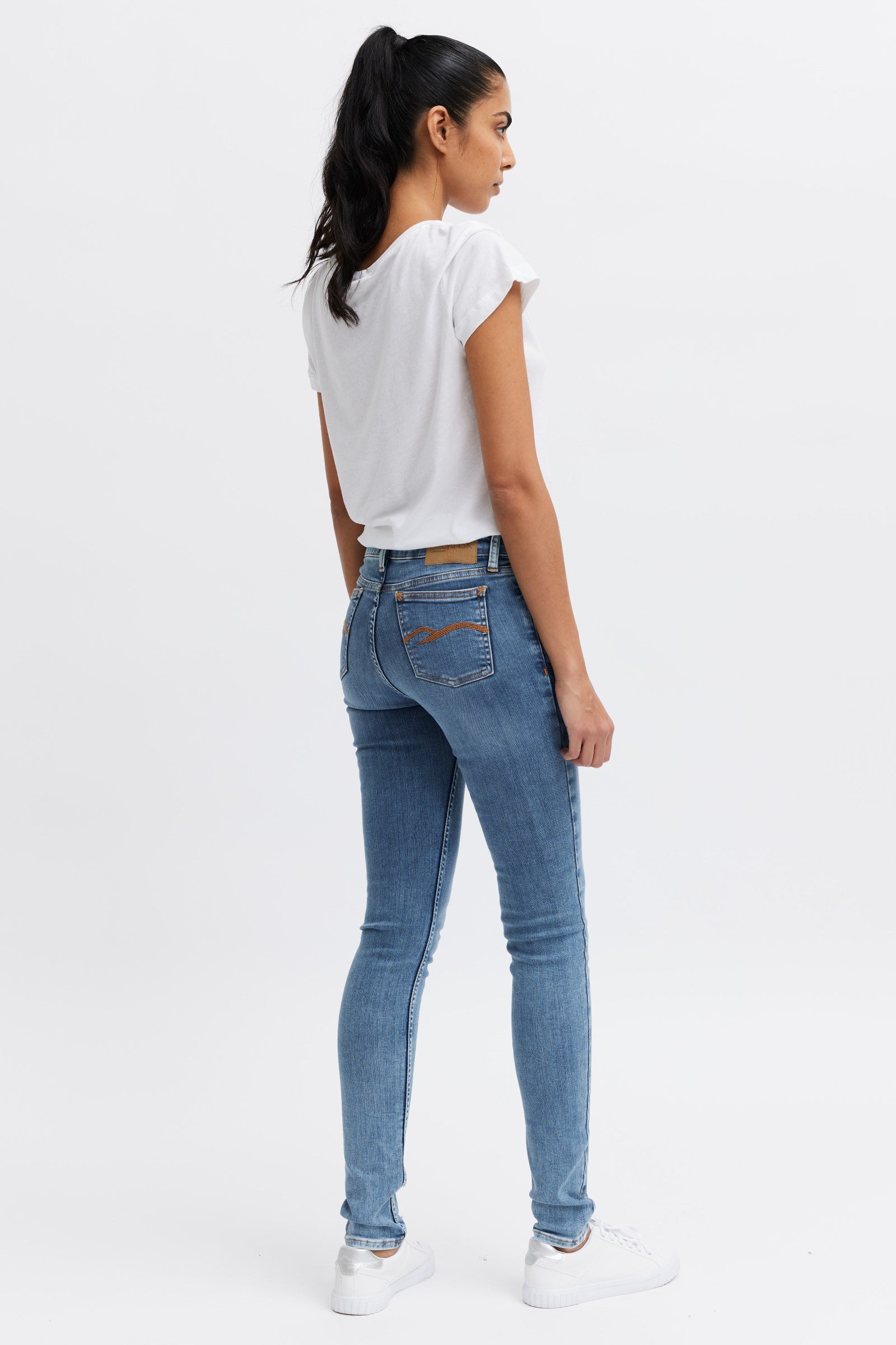 Best organic Jeans with a skinny fit for women - comfort stretch denim - bright wash